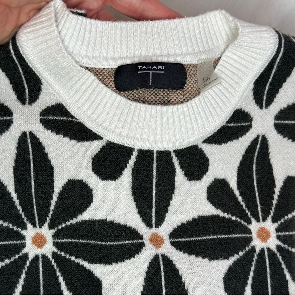 Like-New: Tahari Women's Floral Black and White Top